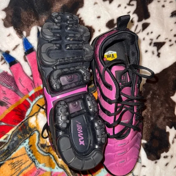 Men’s Nike Pink and Black Athletic Running Shoes with Wavy Design