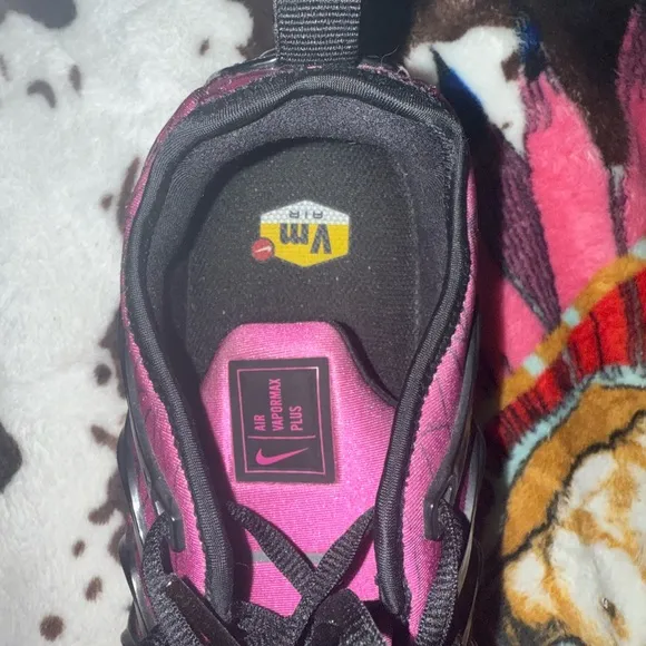 Men’s Nike Pink and Black Athletic Running Shoes with Wavy Design