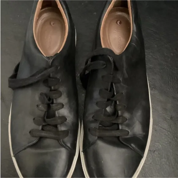 Men’s Unstructured Clarks Size 10 1/2 Black &amp; White
