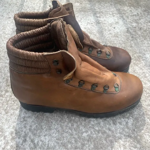 Monte Rosa Brown Hiking/Mountain Boots with Red Laces 10.5