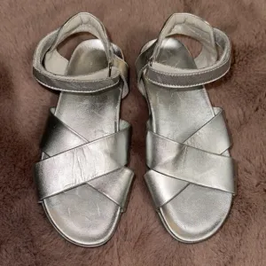 Munro Shoes | Silver Kid Leather Brinn Leather Sandal - Women Size 5.5