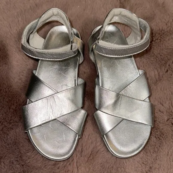 Munro Shoes | Silver Kid Leather Brinn Leather Sandal - Women Size 5.5