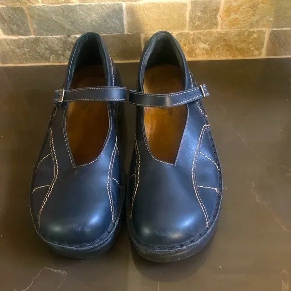Naot navy leather low platform heel contrast stitching Mary Janes shoes size 40