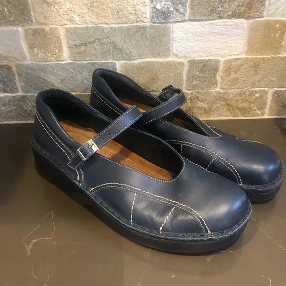 Naot navy leather low platform heel contrast stitching Mary Janes shoes size 40