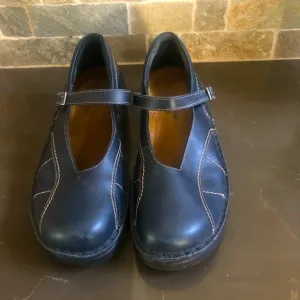 Naot navy leather low platform heel contrast stitching Mary Janes shoes size 40