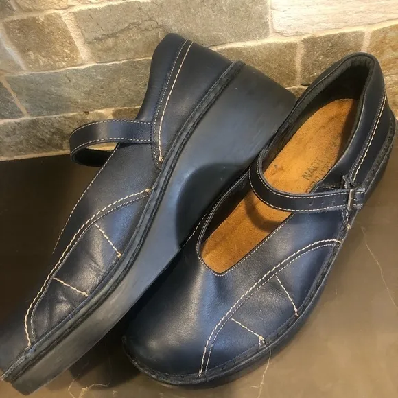 Naot navy leather low platform heel contrast stitching Mary Janes shoes size 40