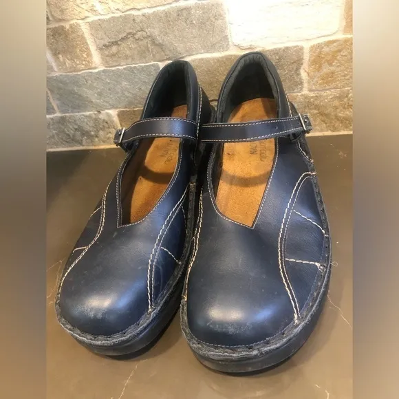 Naot navy leather low platform heel contrast stitching Mary Janes shoes size 40