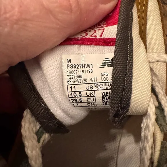 NEW BALANCE 327 Sneakers