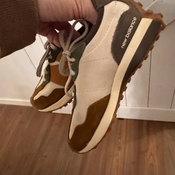 NEW BALANCE 327 Sneakers
