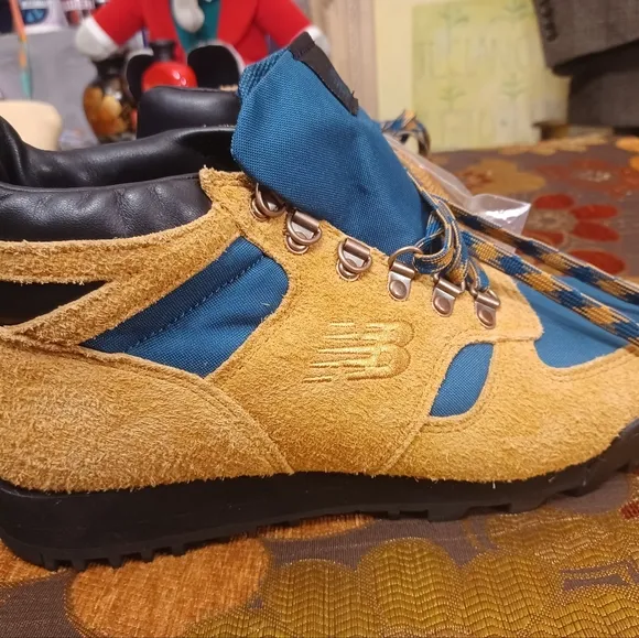 New Balance Rainier Vibram Tan Teal Sneaker Hiking Boot Shoes Mens 9.5 NO BOX