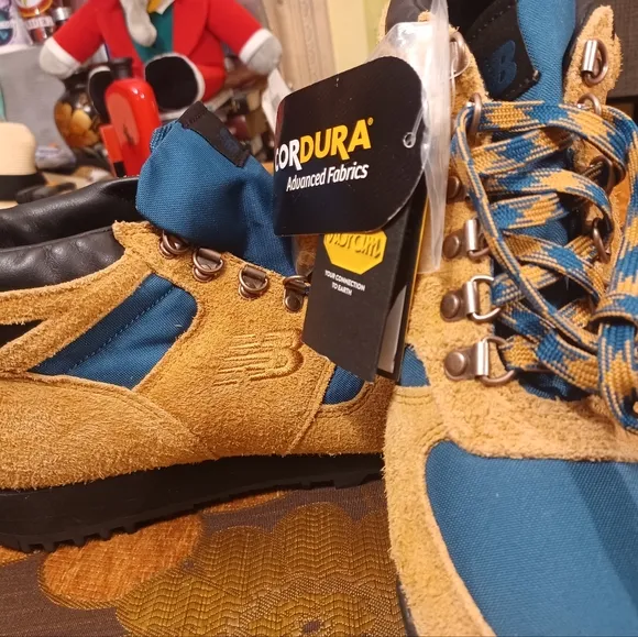 New Balance Rainier Vibram Tan Teal Sneaker Hiking Boot Shoes Mens 9.5 NO BOX