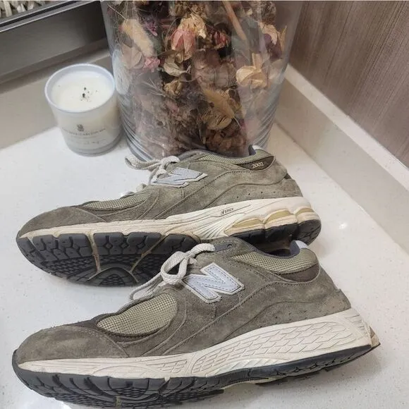 New Balance 2002R men's size 10.5