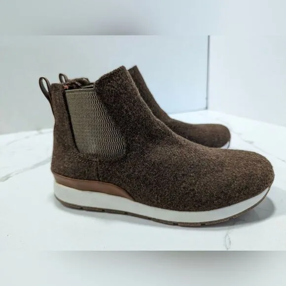 New b.o.c. Womens Kara Soft Wool Ankle pull on Chelsea Boots shoes Brown size 7M