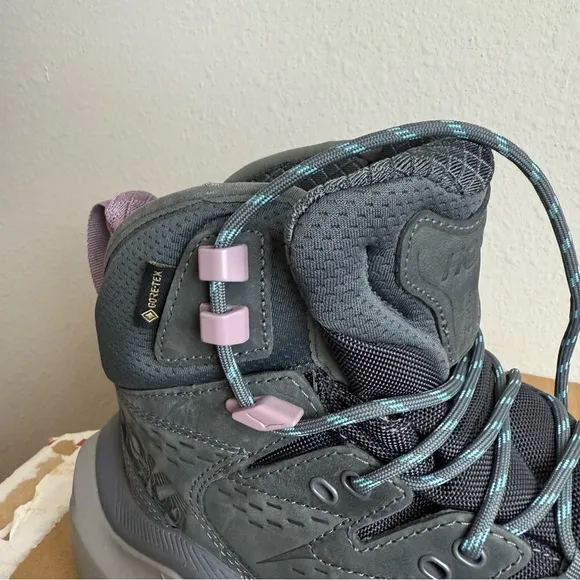 NEW HOKA Women's Size 7B Kaha 2 GTX Hiking Shoes Boots Castlerock/Coastal