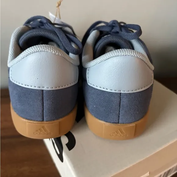 New in Box adidas Kids' VL Court 3.0 Sneaker, skateboard retro shoes, size 2