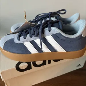 New in Box adidas Kids' VL Court 3.0 Sneaker, skateboard retro shoes, size 2