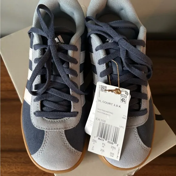 New in Box adidas Kids' VL Court 3.0 Sneaker, skateboard retro shoes, size 2