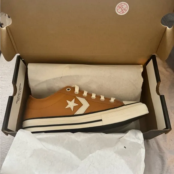 NEW IN BOX Converse Star Player 76 Leather Sneakers - Youth sz 5; Women size 6.5