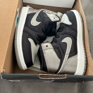 NEW- KIDS' TODDLER AIR JORDAN RETRO 1 HIGH OG CASUAL SHOES