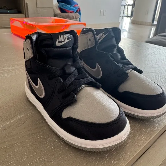 NEW- KIDS' TODDLER AIR JORDAN RETRO 1 HIGH OG CASUAL SHOES