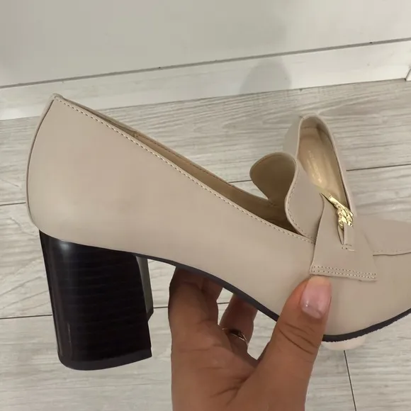 NEW LIZ CLAIBORNE Comfort Classic Size 7.5 Cream Gold Buckle Mary Jane Shoes