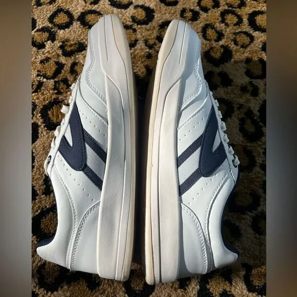 New men's Tretorn Dennis shoes. Size 10. ‎ White and Navy. All man made material