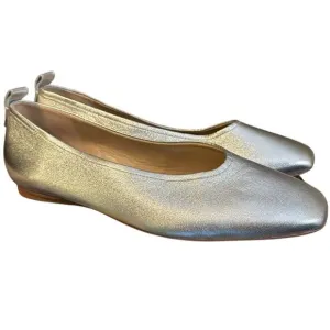 New Naturalizers 27 Edit Silver Leather Flats Women's Size 7.5 W Ballet Wide