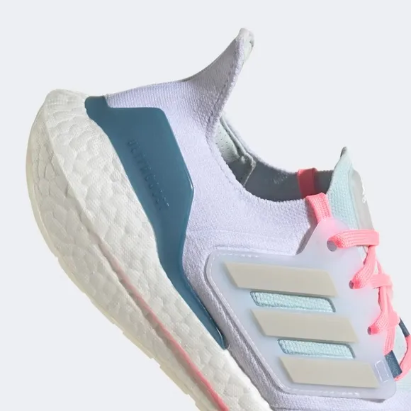 [NEW] Women's adidas UltraBoost 22 Shoes GX5929