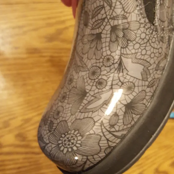 NIB Easy Works slip resistant grey shoes size 8.5
