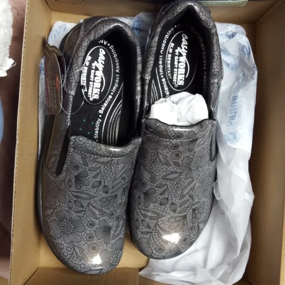NIB Easy Works slip resistant grey shoes size 8.5