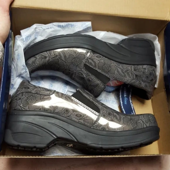 NIB Easy Works slip resistant grey shoes size 8.5