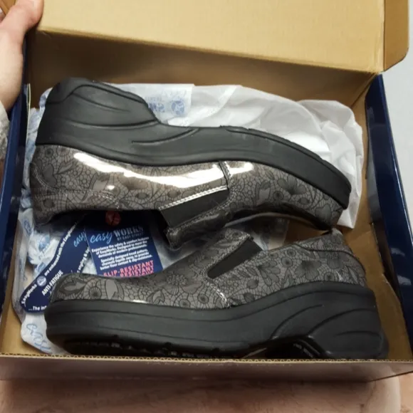 NIB Easy Works slip resistant grey shoes size 8.5