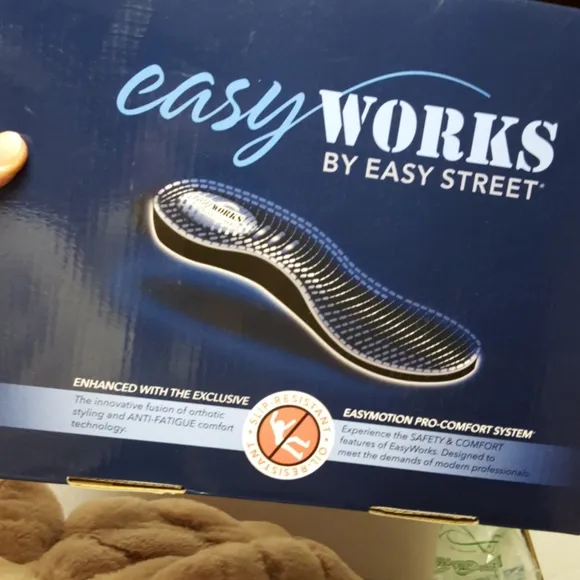 NIB Easy Works slip resistant grey shoes size 8.5