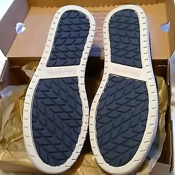 NIB Women's Koolaburra by Ugg navy blue shoes size 5