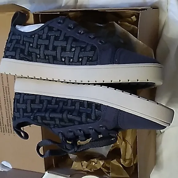 NIB Women's Koolaburra by Ugg navy blue shoes size 5