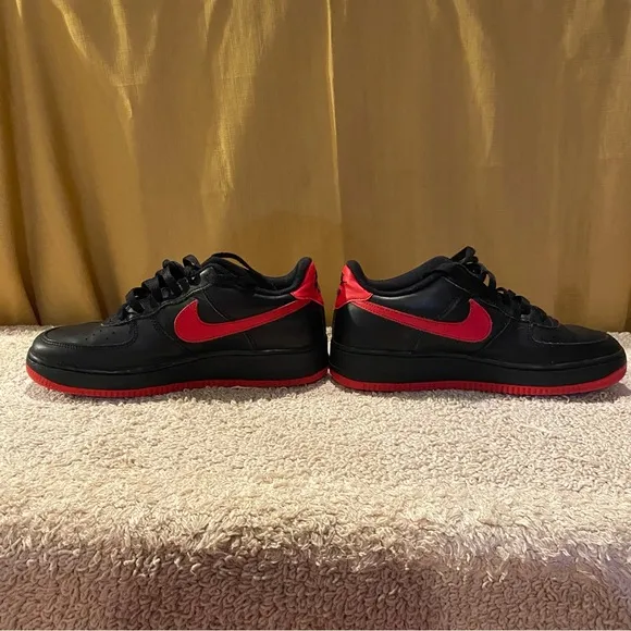 Nike Air Force 1 low top red swoosh size 6 Y