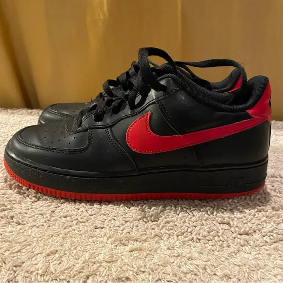 Nike Air Force 1 low top red swoosh size 6 Y