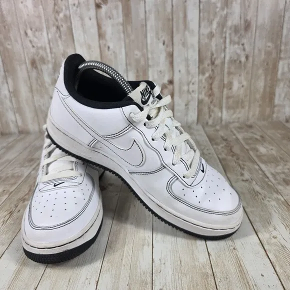 Nike Air Force 1 Low Top Sneakers Contrast Stitch White Black 7Y‎ womens 8.5