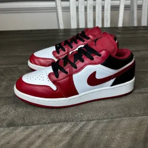 Nike Air Jordan 1 Low University Red Sz 7.5