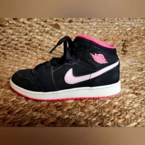 Nike Air Jordan 1 Mid Girl Size 7 Y Black Pink Athletic Shoe Sneakers 555112-066