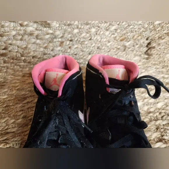 Nike Air Jordan 1 Mid Girl Size 7 Y Black Pink Athletic Shoe Sneakers 555112-066