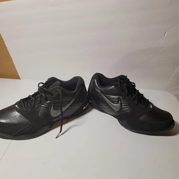 NIKE AIR LOW BASKETBALL SHOES