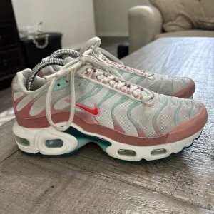 Nike Air Max Plus Size 5.5Y Fits Women’s 7 GS White/Siren Red Stardust