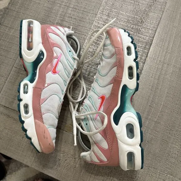 Nike Air Max Plus Size 5.5Y Fits Women’s 7 GS White/Siren Red Stardust