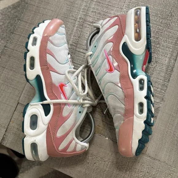 Nike Air Max Plus Size 5.5Y Fits Women’s 7 GS White/Siren Red Stardust