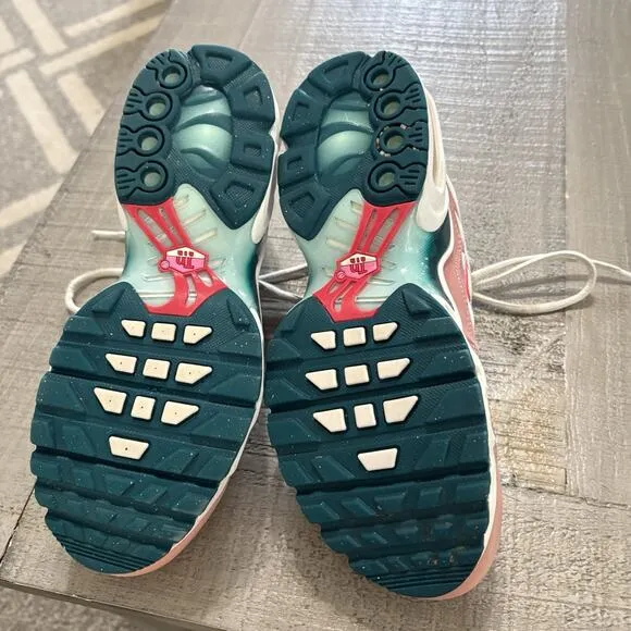 Nike Air Max Plus Size 5.5Y Fits Women’s 7 GS White/Siren Red Stardust