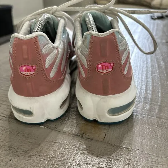 Nike Air Max Plus Size 5.5Y Fits Women’s 7 GS White/Siren Red Stardust