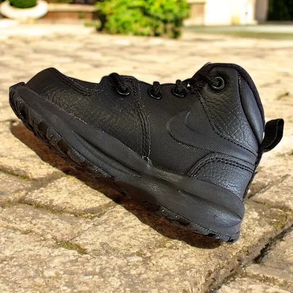 Nike Big Boys All Black Manoa LTR (GS) Shoes