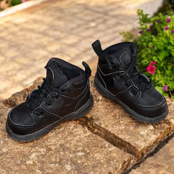 Nike Big Boys All Black Manoa LTR (GS) Shoes
