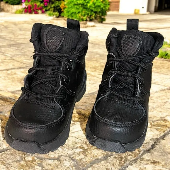 Nike Big Boys All Black Manoa LTR (GS) Shoes